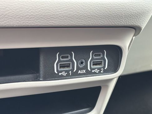 Used 2023 Chrysler Pacifica Touring-L FWD image 6