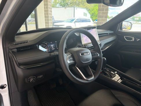 Used 2024 Jeep Compass Latitude w/ Convenience Group AWD/4WD image 13