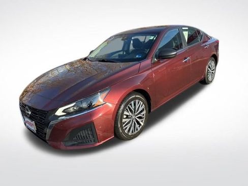 Used 2024 Nissan Altima 2.5 SV image 2