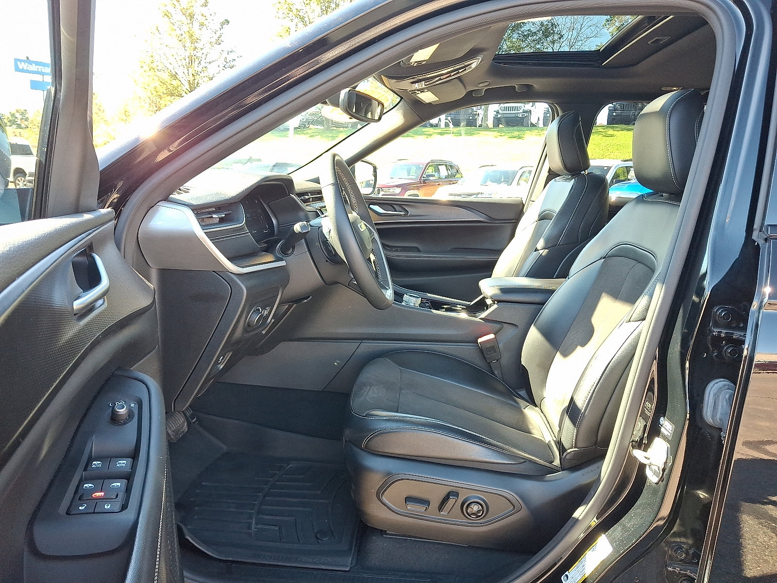 Certified 2023 Jeep Grand Cherokee Altitude AWD/4WD image 13