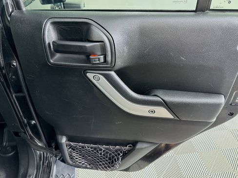 Used 2017 Jeep Wrangler Unlimited Sahara w/ Connectivity Group image 26