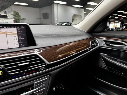 Used 2021 BMW 750i xDrive image 27