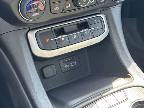 Used 2023 GMC Acadia SLT image 26