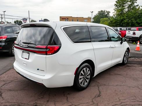 Used 2024 Chrysler Pacifica Limited FWD image 6