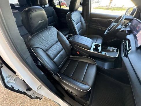 Certified 2025 Buick Enclave Avenir AWD/4WD image 29