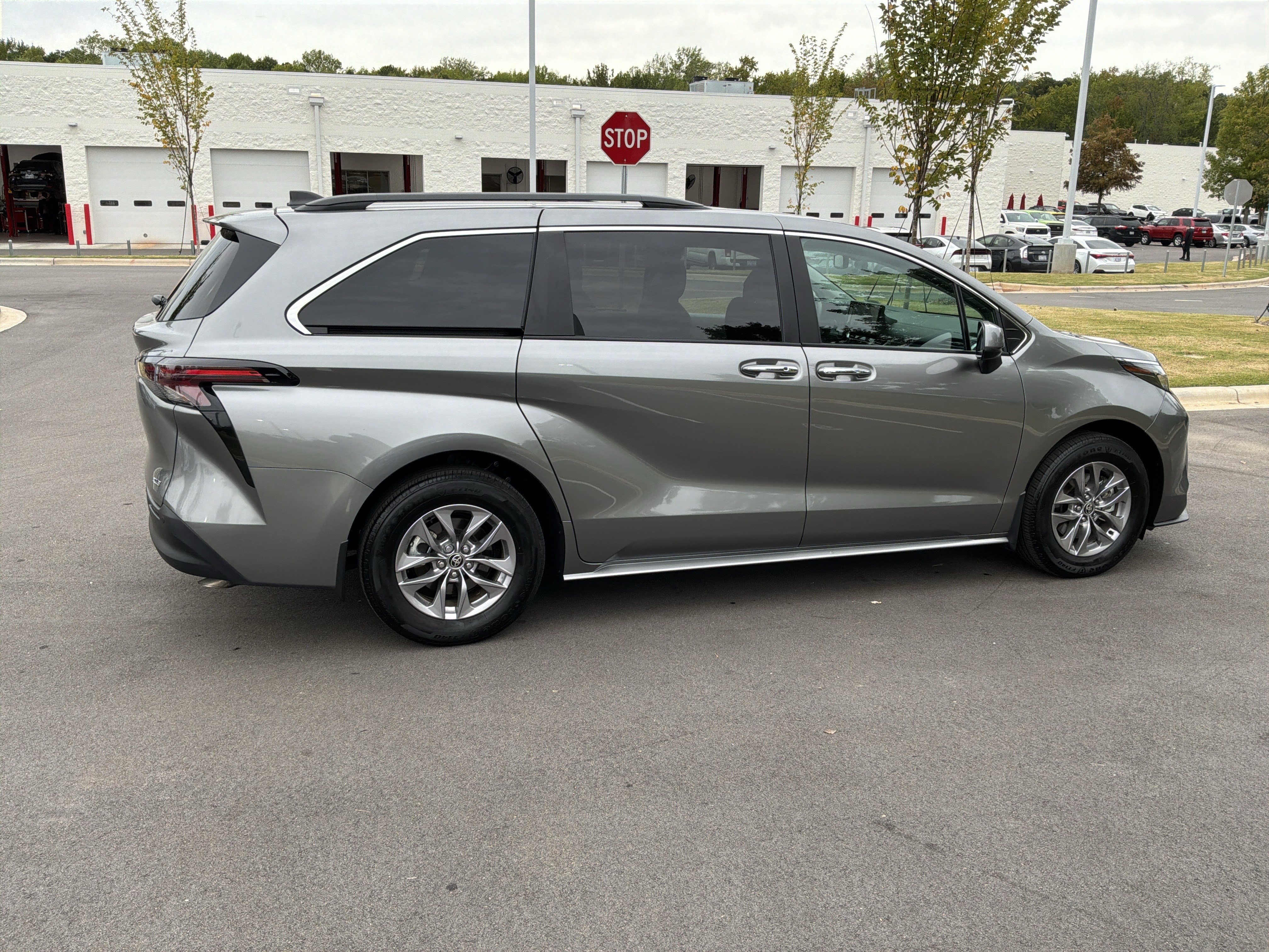 Used 2026 Toyota Sienna XLE FWD image 11