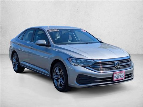 Used 2023 Volkswagen Jetta SE image 3