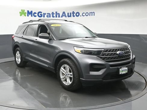 Used 2023 Ford Explorer XLT AWD/4WD image 2