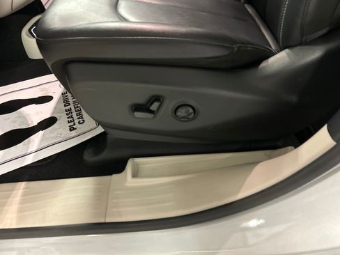 Used 2024 Chrysler Pacifica Touring-L image 13