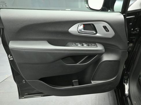 Used 2025 Chrysler Pacifica Limited FWD image 19