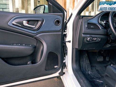 Used 2015 Chrysler 200 S w/ Navigation & Sound Group I image 9