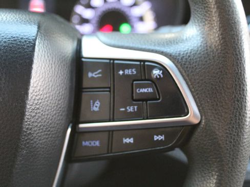 Used 2021 Toyota Highlander L FWD image 20