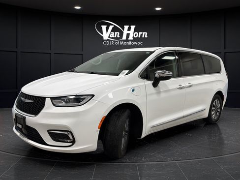Used 2023 Chrysler Pacifica Limited w/ Uconnect Theater Family Group FWD image 7