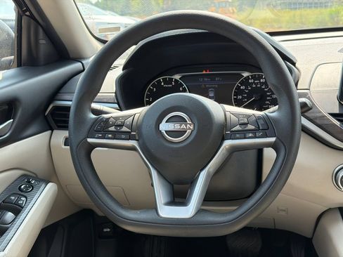 Used 2025 Nissan Altima 2.5 SV FWD image 23