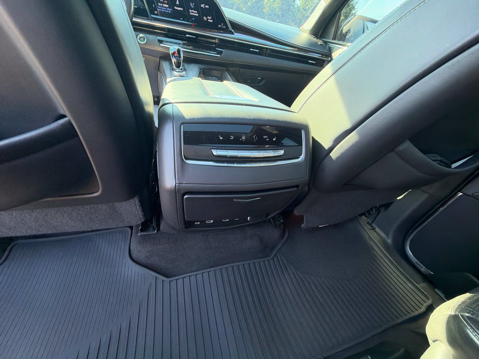 Used 2022 Cadillac Escalade ESV Sport Platinum w/ Heavy-Duty Trailer Package AWD/4WD image 31