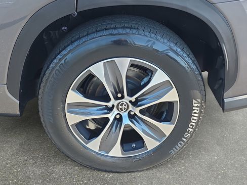 Used 2023 Toyota Highlander XLE FWD image 34