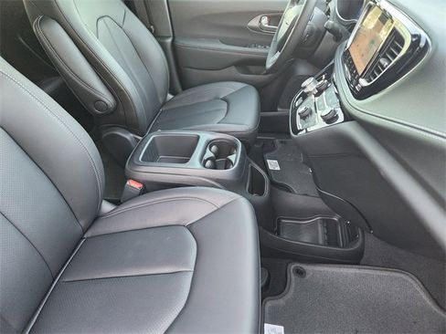 New 2026 Chrysler Pacifica Select image 10