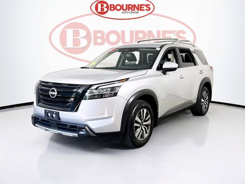 Used 2023 Nissan Pathfinder SL w/ Black Appearance Package AWD/4WD image 6