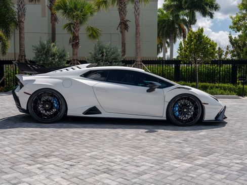 Used 2021 Lamborghini Huracan STO RWD image 2