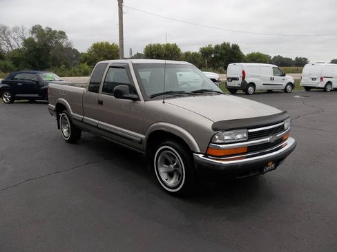 Used 1998 Chevrolet S10 Pickup LS w/ Preferred Equipment Group RWD image 4