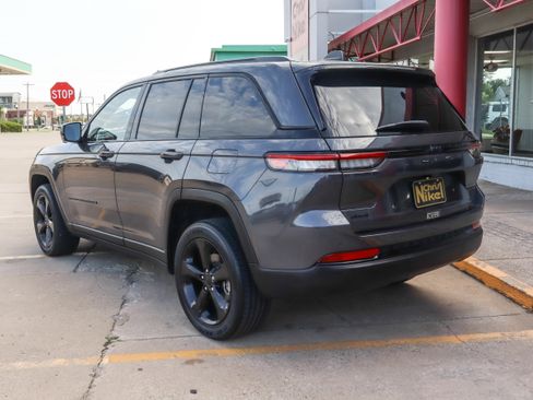 Used 2023 Jeep Grand Cherokee Altitude AWD/4WD image 14