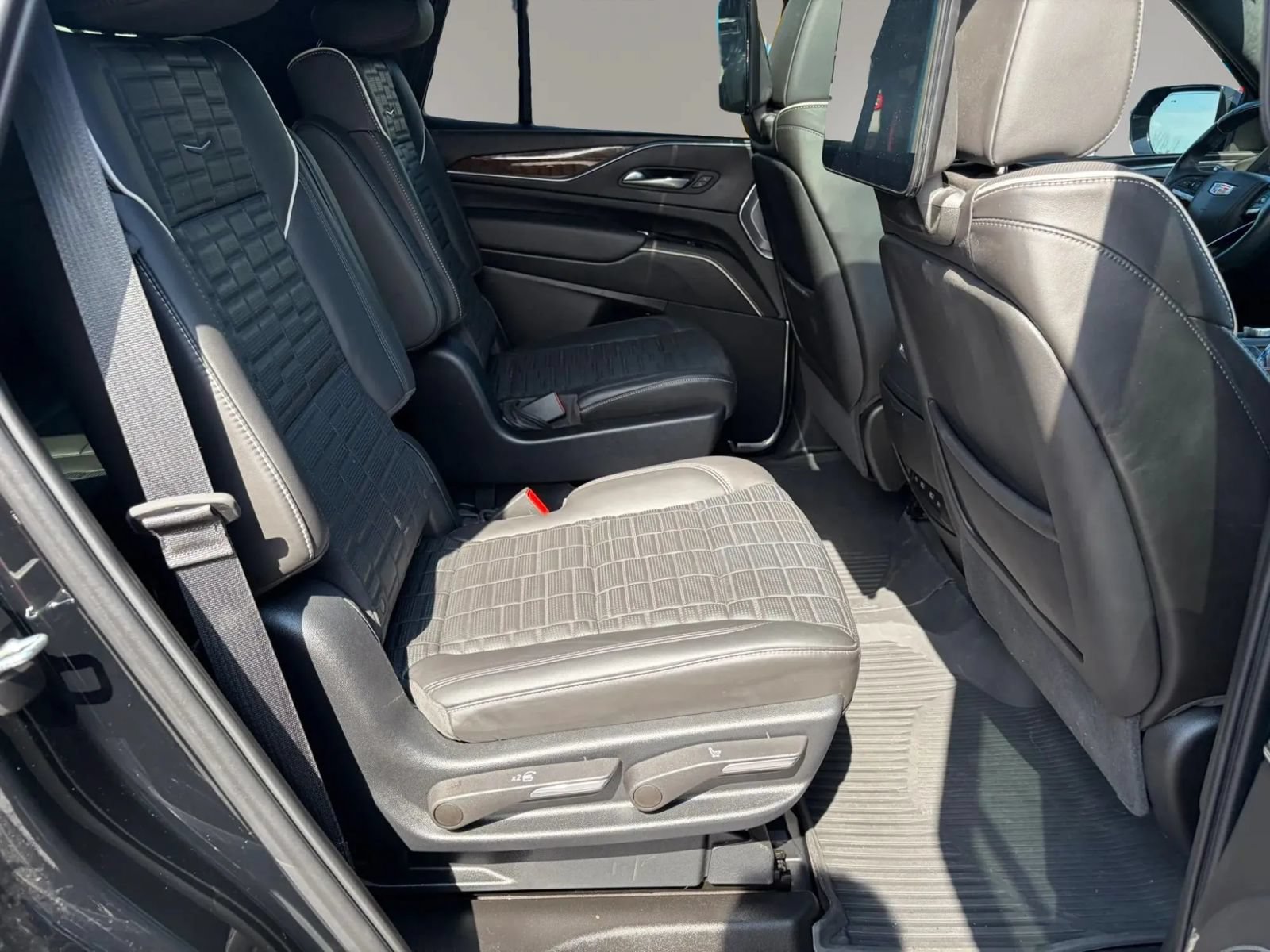 Used 2023 Cadillac Escalade Sport Platinum w/ LPO, ONYX Package AWD/4WD image 33