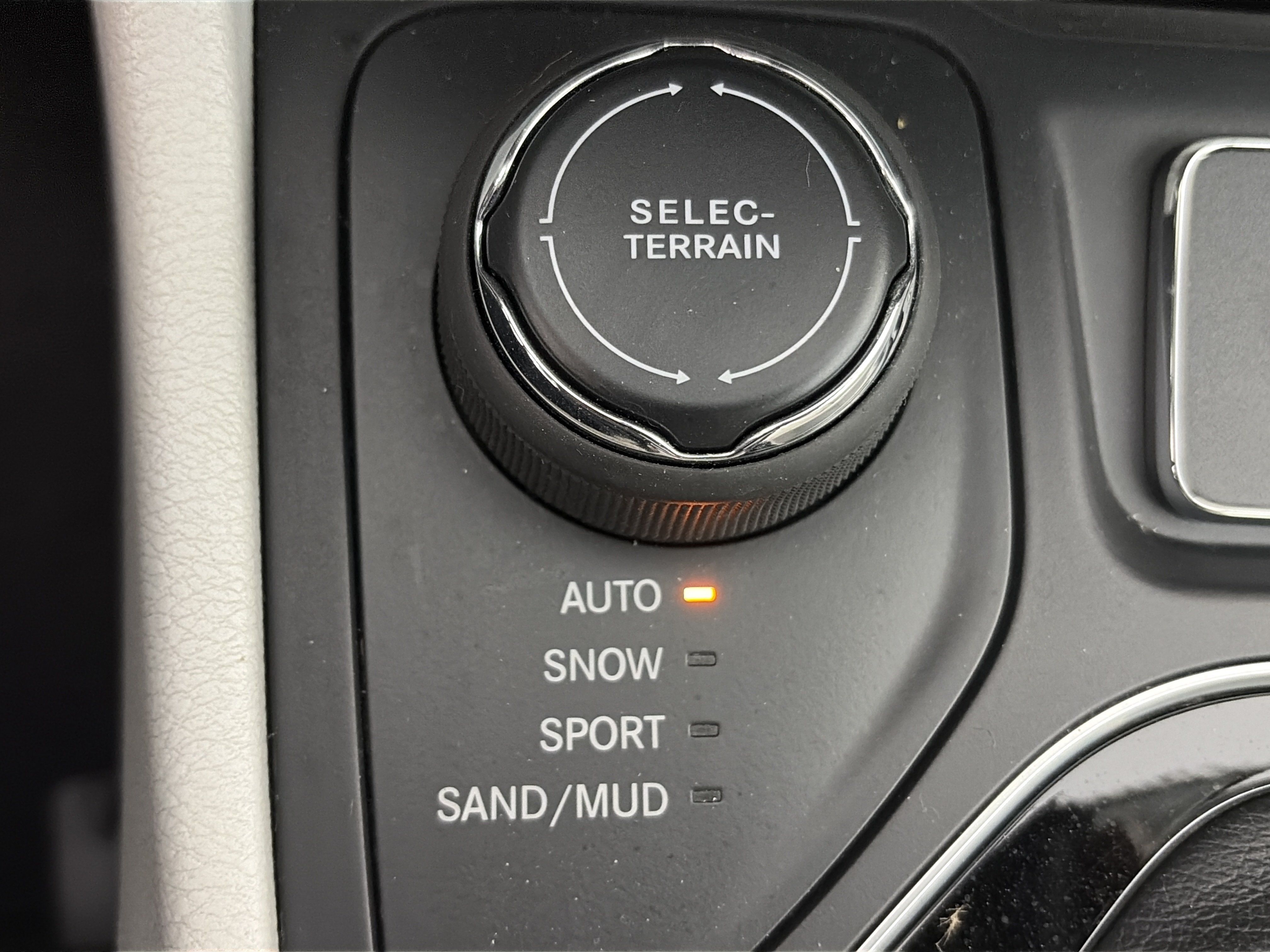 Used 2019 Jeep Cherokee Limited w/ Luxury Group AWD/4WD image 32