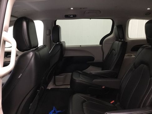 Used 2024 Chrysler Pacifica Touring-L FWD image 12