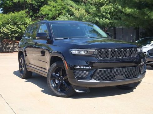 Used 2023 Jeep Grand Cherokee Limited w/ Black Appearance Package AWD/4WD image 2