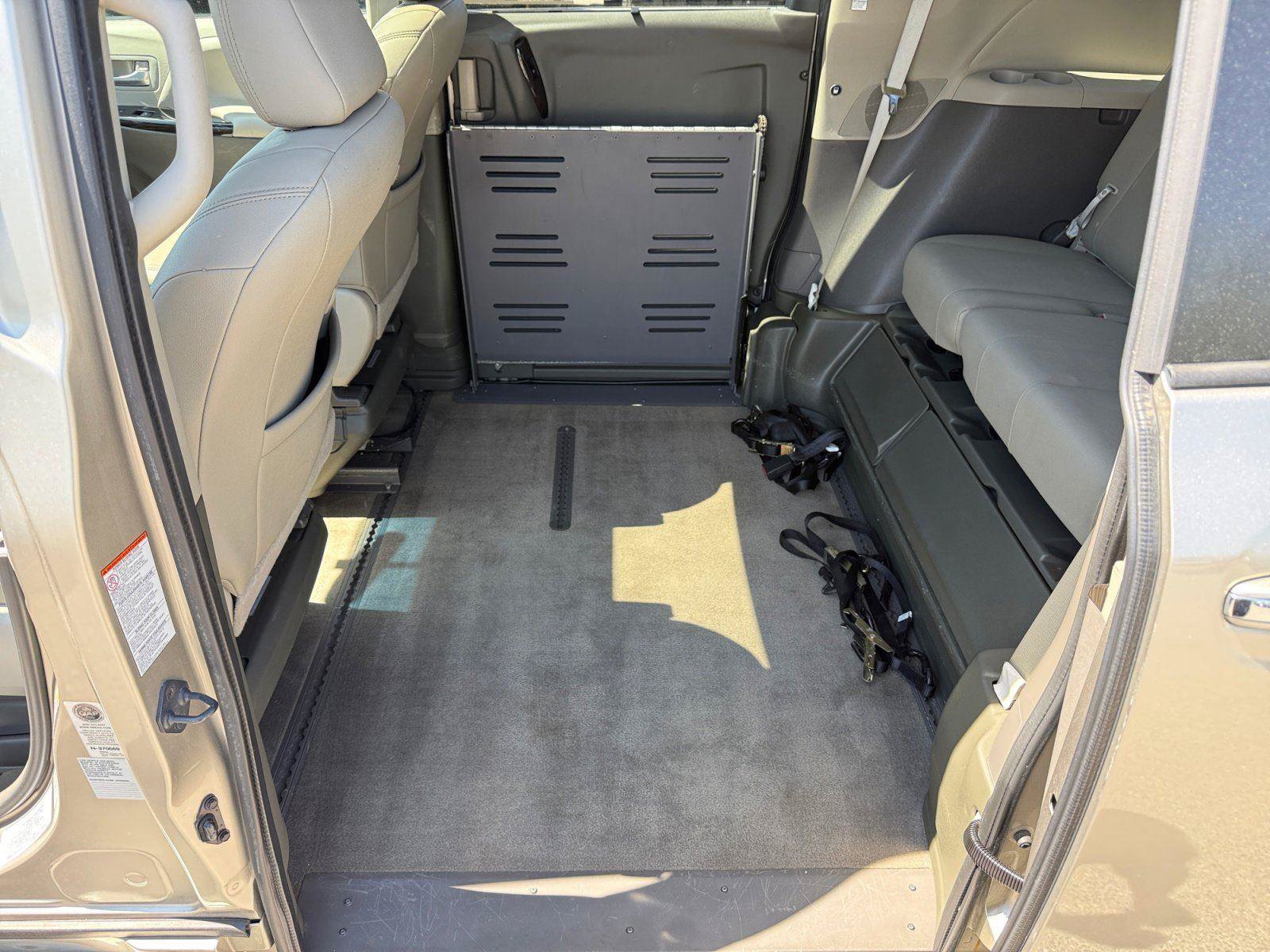 Used 2015 Toyota Sienna XLE w/ XLE Navigation Package FWD image 12