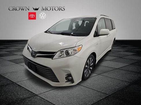 Used 2019 Toyota Sienna XLE w/ XLE Navigation Package image 3
