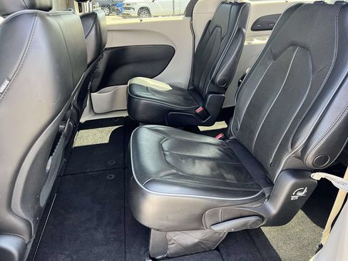 Used 2019 Chrysler Pacifica Limited FWD image 13