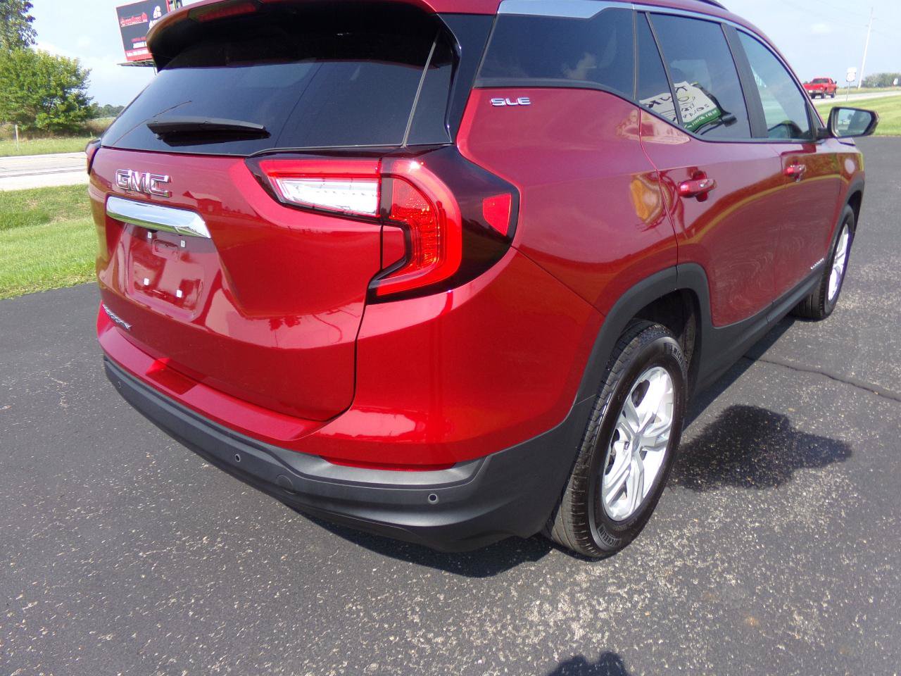 Used 2024 GMC Terrain SLE w/ Driver Convenience Package FWD image 11