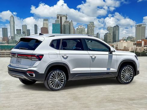 Used 2025 Volkswagen Taos SE FWD image 4