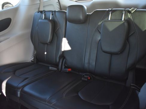 Used 2024 Chrysler Pacifica Touring-L FWD image 16