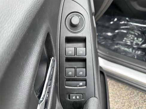 Used 2020 Chevrolet Trax LT w/ LT Convenience Package FWD image 13