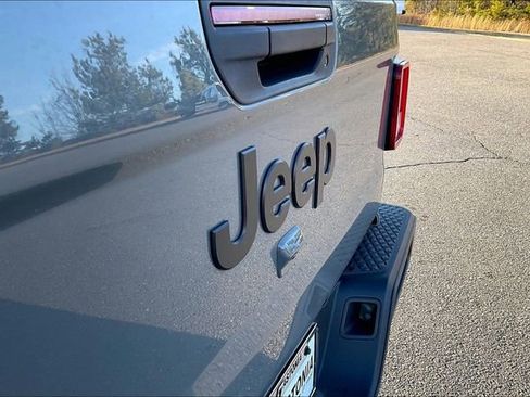 Used 2023 Jeep Gladiator Sport image 21