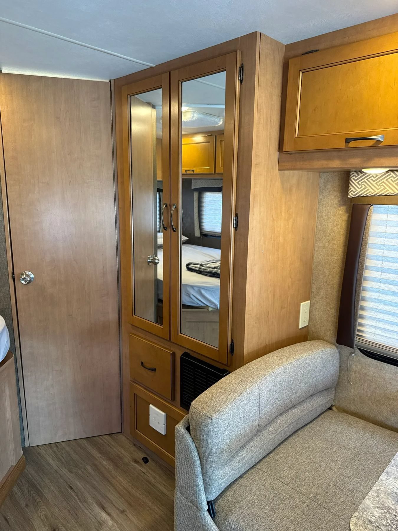 Used 2017 Ford E-450 and Econoline 450 Super Duty w/ Motorhome Prep Package RWD image 45