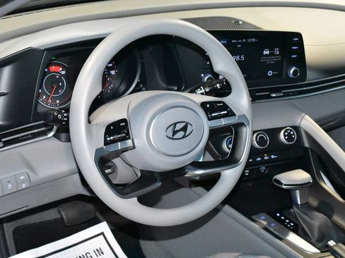 Used 2021 Hyundai Elantra SE FWD image 2