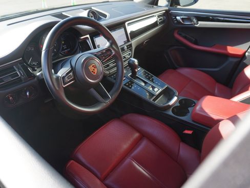 Certified 2024 Porsche Macan AWD/4WD image 4