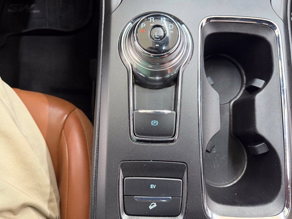 Used 2020 Ford Fusion Energi Titanium FWD image 27
