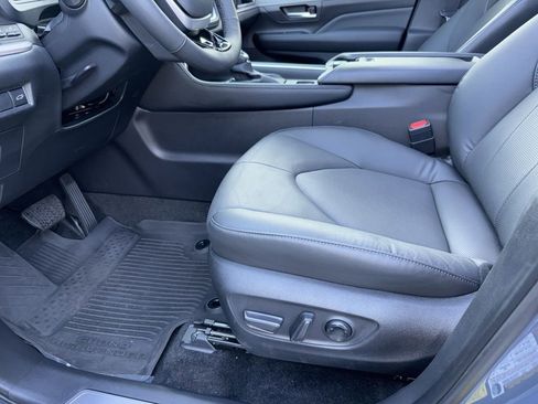 Used 2025 Toyota Grand Highlander AWD image 16