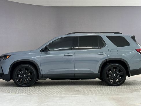 Used 2025 Honda Pilot Black Edition image 2