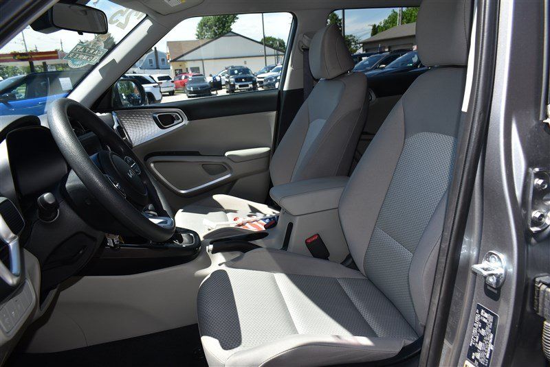 Used 2025 Kia Soul LX w/ LX Technology Package FWD image 10