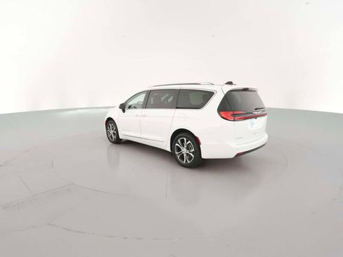 New 2026 Chrysler Pacifica Pinnacle image 8
