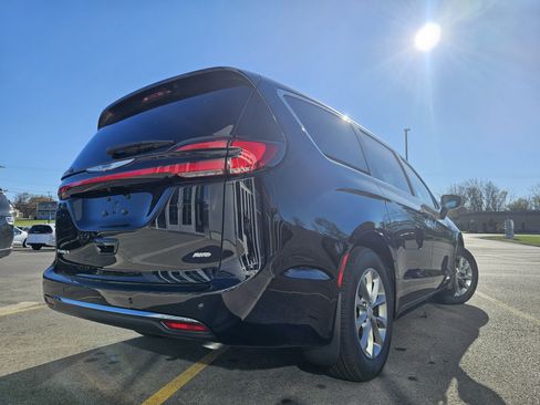 New 2026 Chrysler Pacifica Select image 3