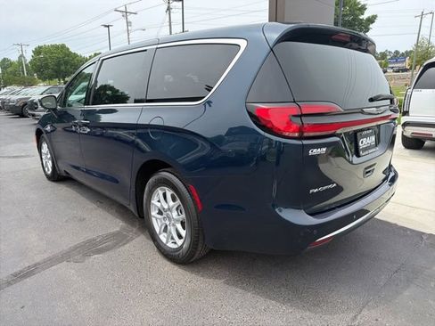Used 2023 Chrysler Pacifica Touring-L FWD image 5