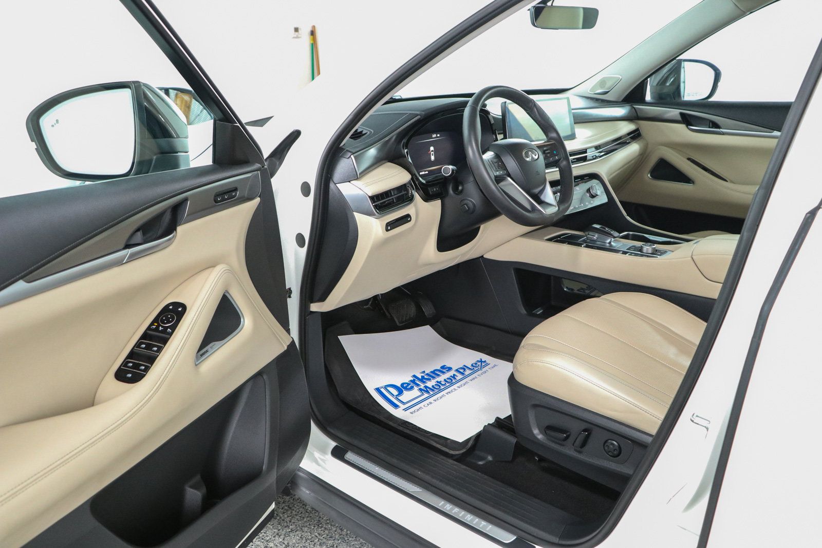 Used 2023 INFINITI QX60 Luxe w/ Performance Audio Package AWD/4WD image 3
