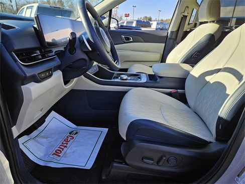 Used 2025 Kia Carnival EX image 8