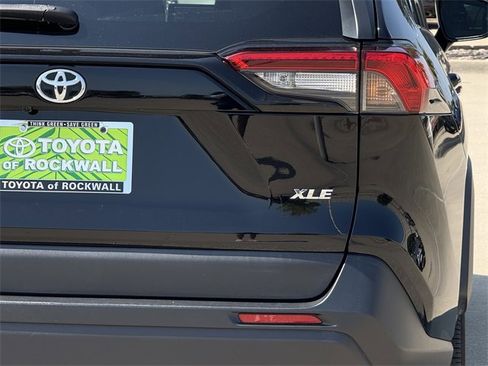 Used 2021 Toyota RAV4 XLE Premium image 4